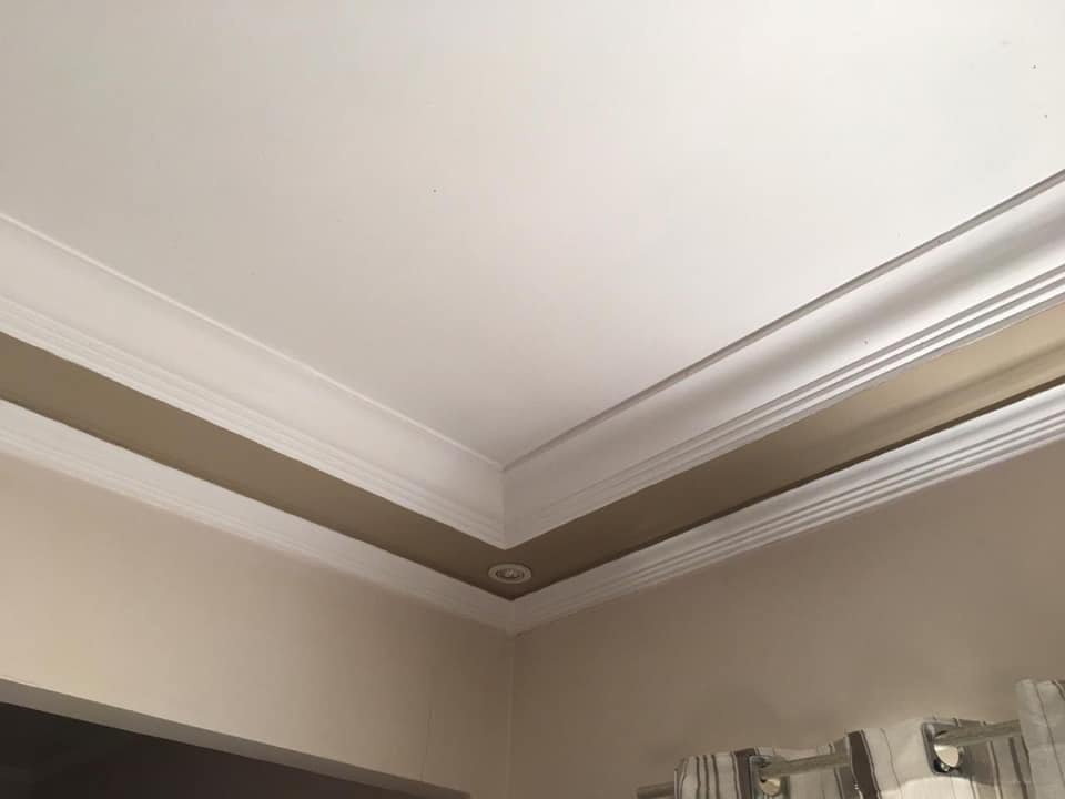 Sanca de gesso com iluminação indireta feita pela Riber