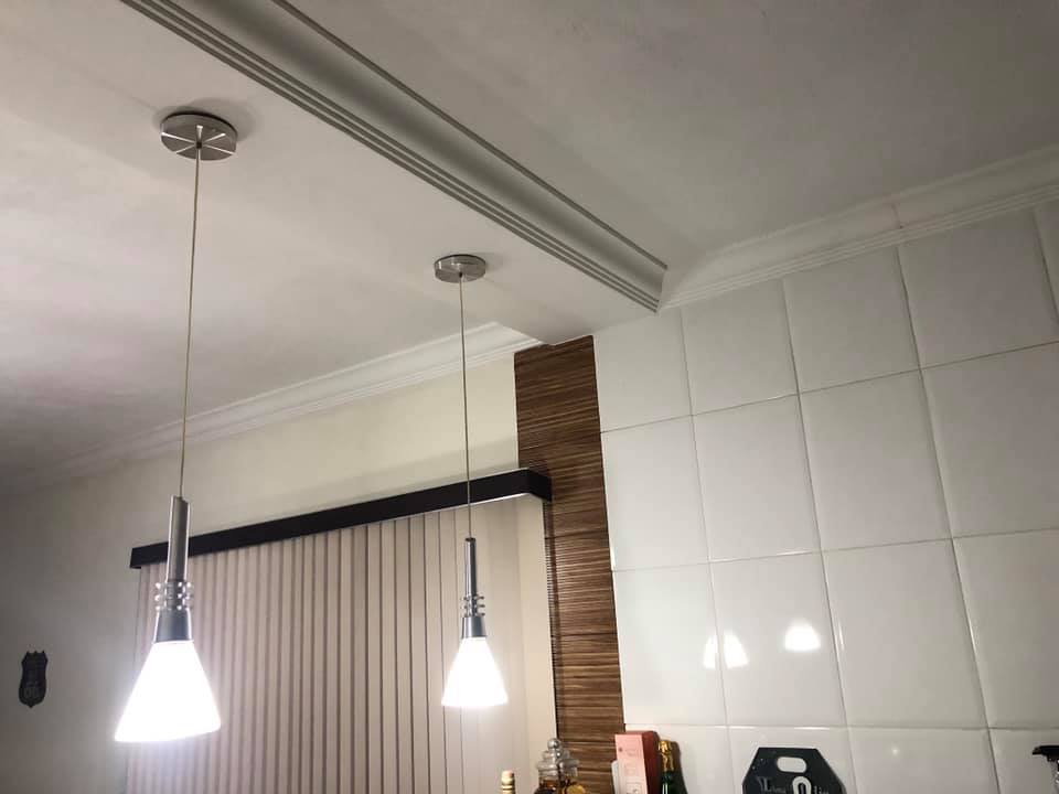 Forro de gesso com pendentes em ambiente residencial