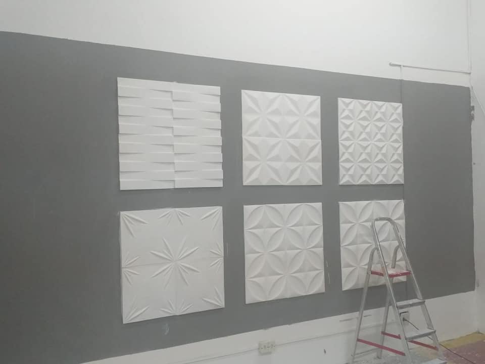 Parede 3D com placas de gesso em relevo